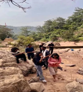 लक्ष्मणधारा और झोझा जलप्रपात में पर्यटकों की ट्रैकिंग