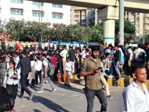 कर्मचारियों ने जमकर पत्थरबाजी की