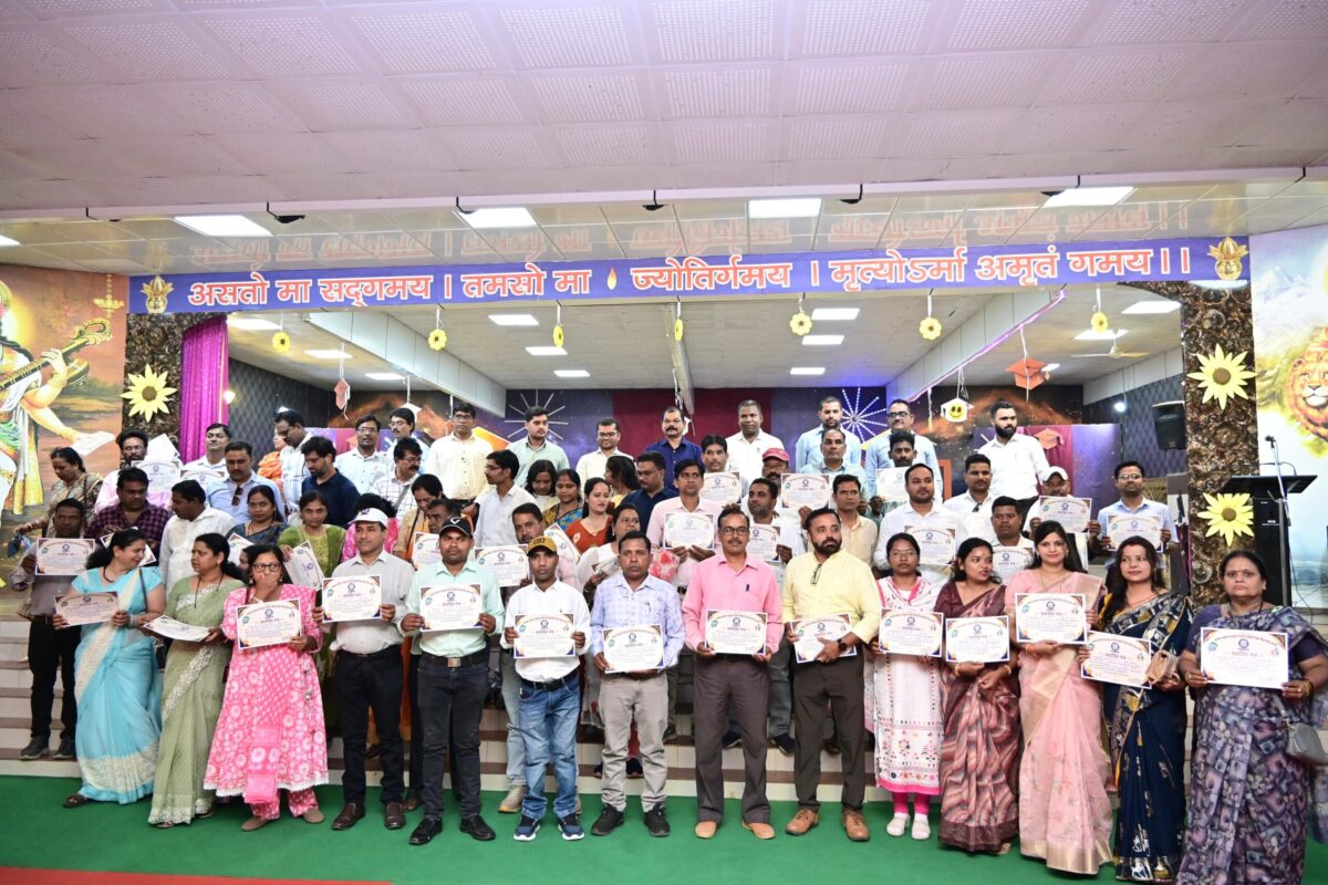 समय पूर्व जनगणना का शतप्रतिशत कार्य पूर्ण करने वाले 252 प्रगणकों को कलेक्टर ने प्रशस्ती पत्र देकर किया सम्मानित
