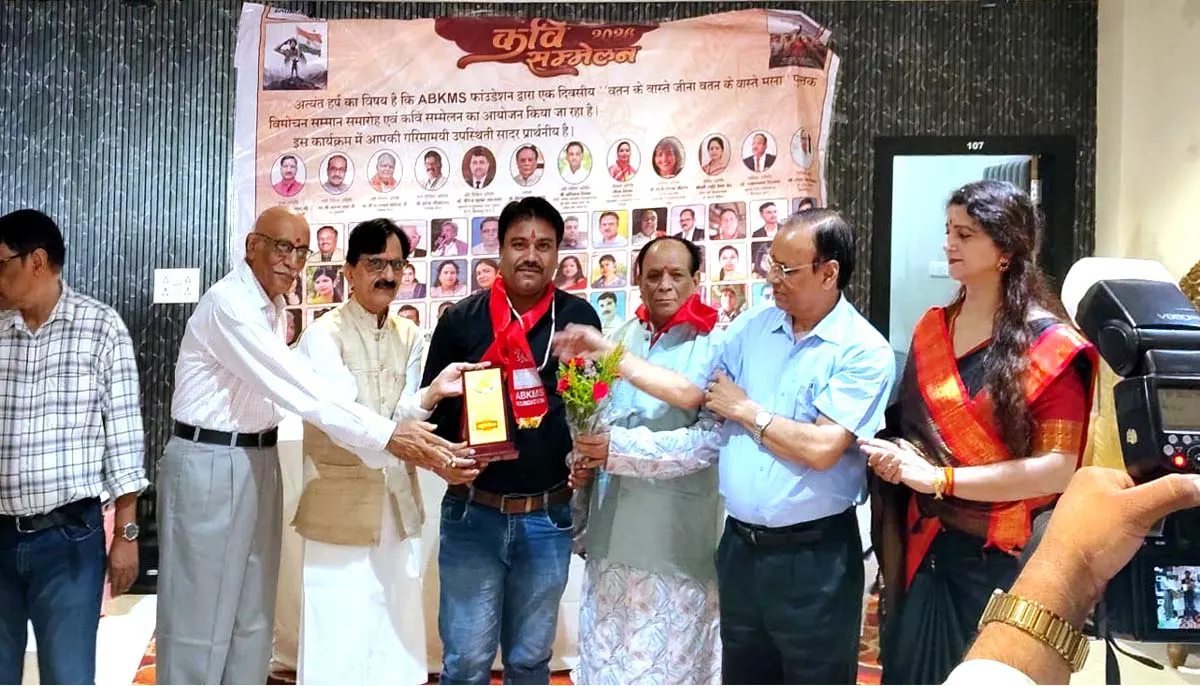 राष्ट्रवादी कवि सम्मेलन में ओजस्वी कवि दीपक दुबे “सागर” का सम्मान, राष्ट्रभक्ति से गूंजा काव्य मंच